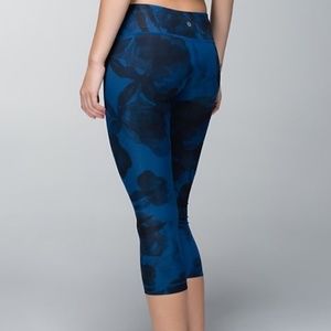 EUC LuluLemon Wunder Crop Leggings (Hi-Rise)